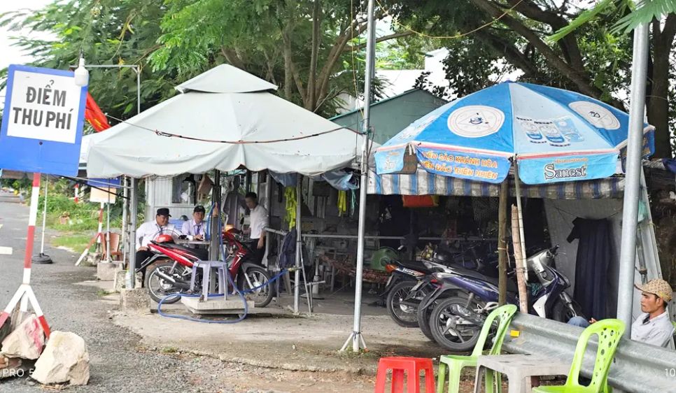 Khi triển khai phương án mới, các điểm thu phí hiện hữu vào Khu du lịch quốc gia Núi Sam sẽ được tháo dỡ. Ảnh: NAM KHÔI Khi triển khai phương án mới, các điểm thu phí hiện hữu vào Khu du lịch quốc gia Núi Sam sẽ được tháo dỡ. Ảnh: NAM KHÔI