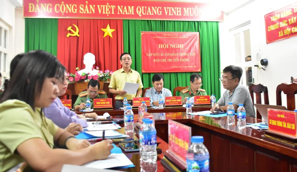 Ông Trương Hữu Tiền, Giám đốc Ban Quản lý khu du lịch quốc gia Núi Sam thông tin với các cơ quan thông tấn, báo chí tại cuộc họp. Ảnh: NAM KHÔI Ông Trương Hữu Tiền, Giám đốc Ban Quản lý khu du lịch quốc gia Núi Sam thông tin với các cơ quan thông tấn, báo chí tại cuộc họp. Ảnh: NAM KHÔI