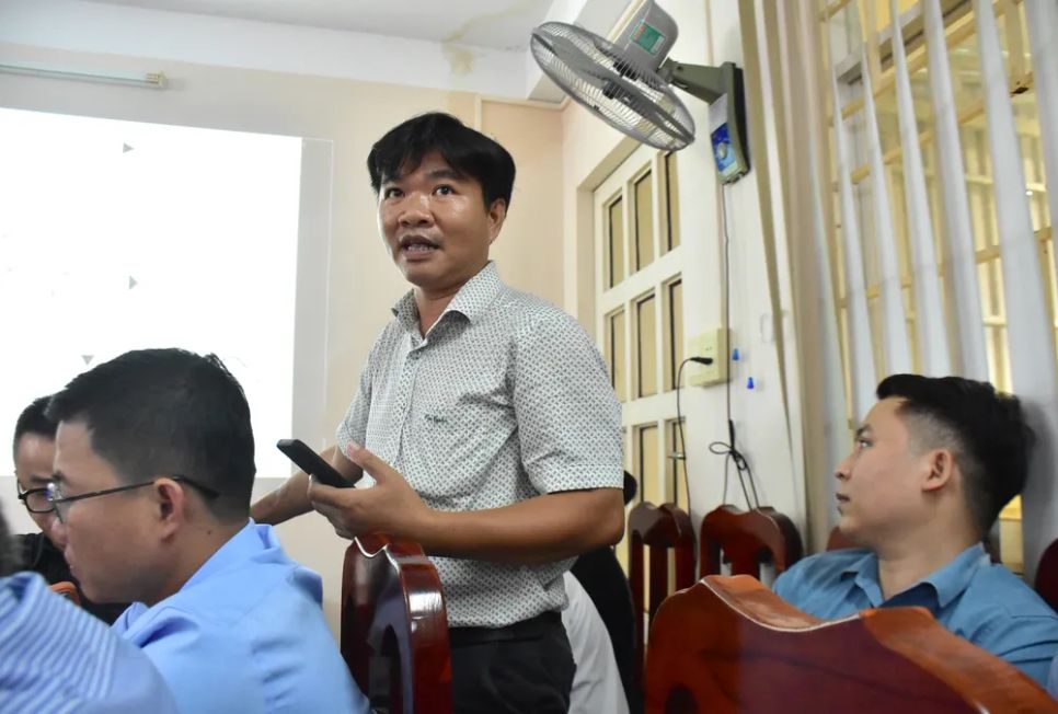 Phóng viên Báo Tuổi Trẻ đặt câu hỏi. Ảnh: NAM KHÔI Phóng viên Báo Tuổi Trẻ đặt câu hỏi. Ảnh: NAM KHÔI
