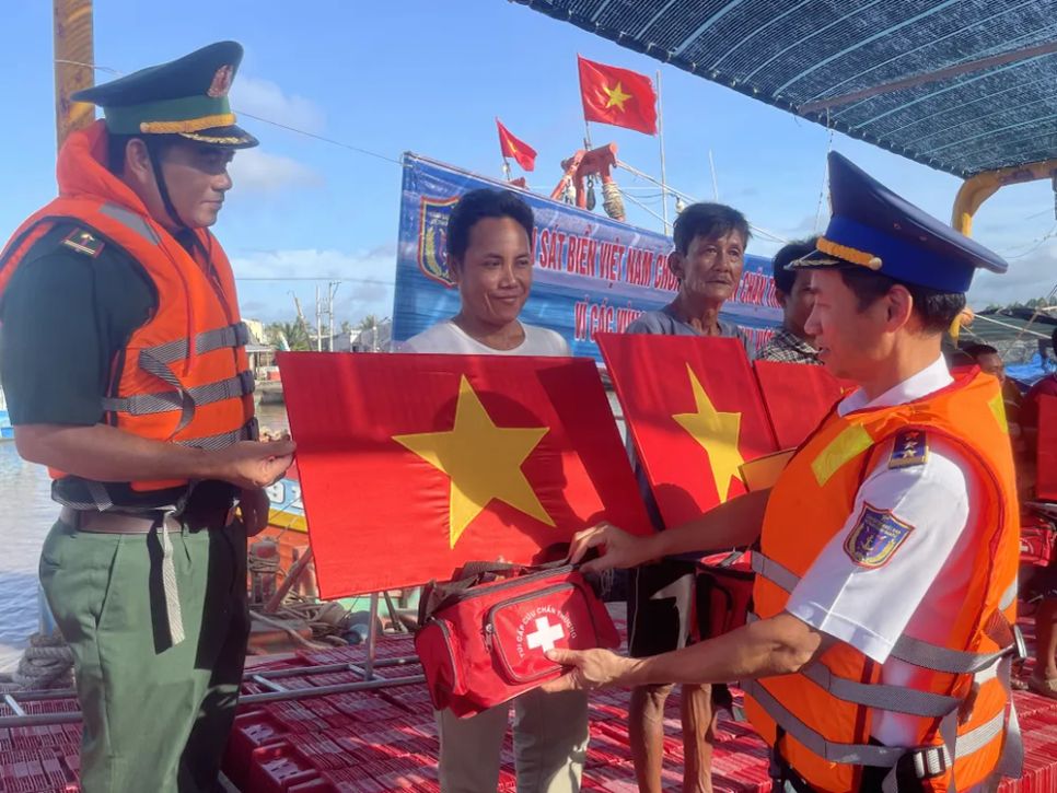 Đại tá Lê Văn Tú, Chính ủy Bộ Tư lệnh Vùng CSB 3, trao tặng cờ Tổ quốc và túi thuốc cho ngư dân yên tâm vươn khơi bám biển Đại tá Lê Văn Tú, Chính ủy Bộ Tư lệnh Vùng CSB 3, trao tặng cờ Tổ quốc và túi thuốc cho ngư dân yên tâm vươn khơi bám biển