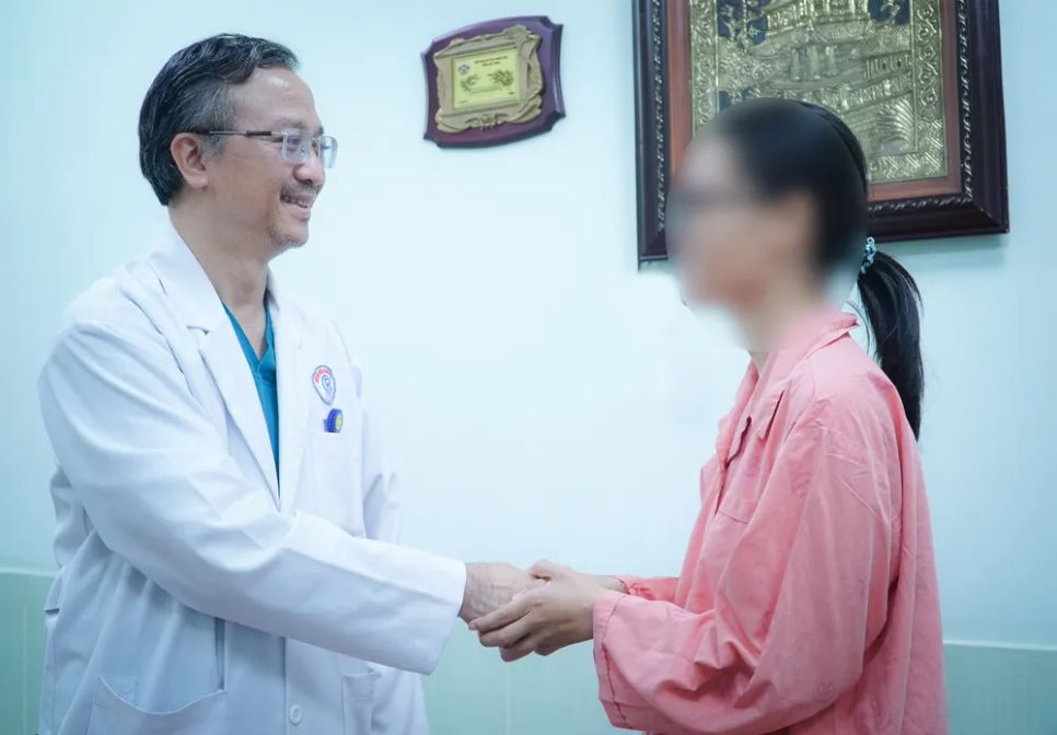 BS Nguyễn Thái An và bệnh nhân sau khi phẫu thuật thành công BS Nguyễn Thái An và bệnh nhân sau khi phẫu thuật thành công