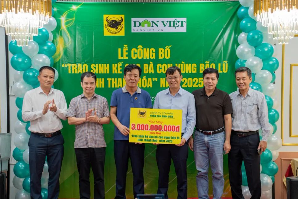 Tổng Giám đốc Công ty CPPB Bình Điền Ngô Văn Đông trao kinh phí hỗ trợ đồng bào Thanh Hoá tái thiết sau bão lũ. Tổng Giám đốc Công ty CPPB Bình Điền Ngô Văn Đông trao kinh phí hỗ trợ đồng bào Thanh Hoá tái thiết sau bão lũ.