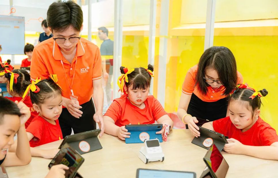Học sinh Trường Tiểu học Nguyễn Bỉnh Khiêm (phường Sài Gòn, TPHCM) tại phòng học kỹ năng công dân số. Ảnh: THU TÂM Học sinh Trường Tiểu học Nguyễn Bỉnh Khiêm (phường Sài Gòn, TPHCM) tại phòng học kỹ năng công dân số. Ảnh: THU TÂM