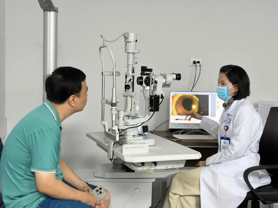 BS Nguyễn Thị Thùy Tiên thăm khám cho người bệnh sau phẫu thuật BS Nguyễn Thị Thùy Tiên thăm khám cho người bệnh sau phẫu thuật
