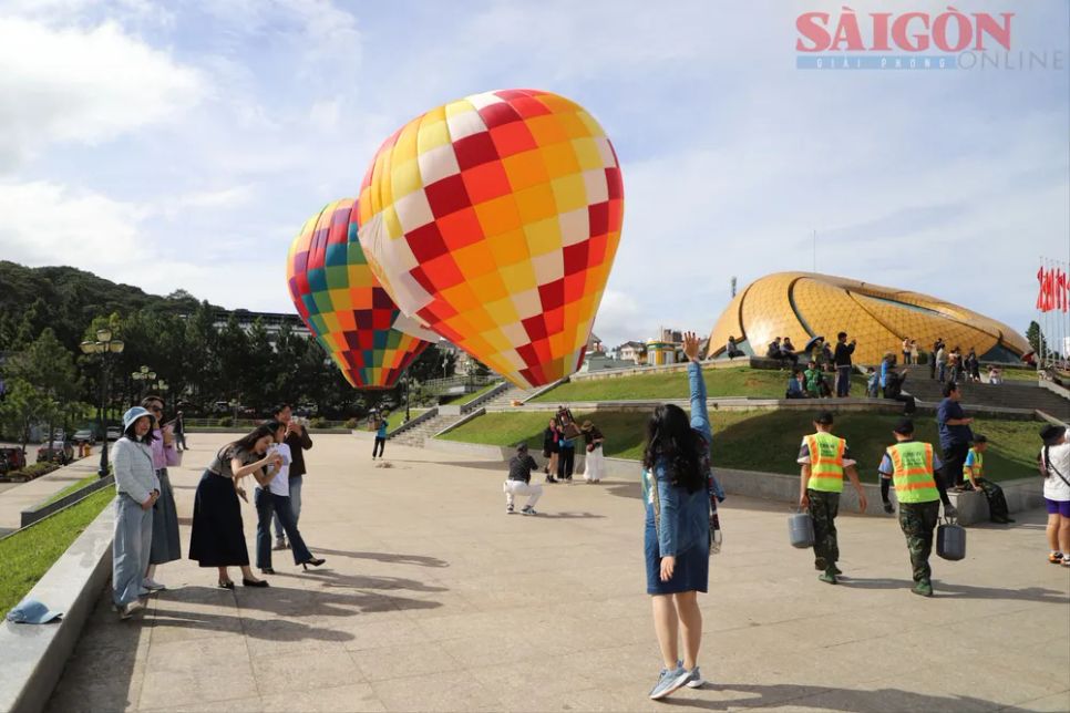 Du khách tranh thủ lưu lại những khoảnh khắc đẹp bên không gian lễ hội Du khách tranh thủ lưu lại những khoảnh khắc đẹp bên không gian lễ hội