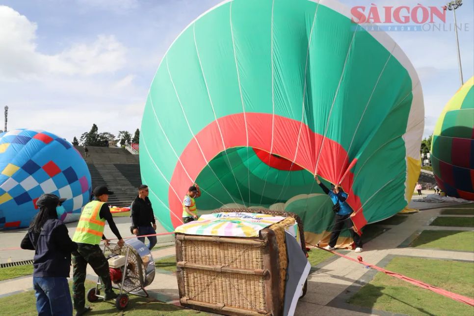 Rực rỡ sắc màu lễ hội khinh khí cầu Lâm Đồng Rực rỡ sắc màu lễ hội khinh khí cầu Lâm Đồng