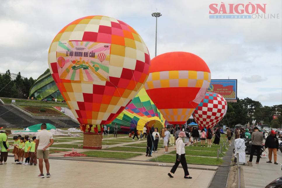 Rực rỡ sắc màu lễ hội khinh khí cầu Lâm Đồng Rực rỡ sắc màu lễ hội khinh khí cầu Lâm Đồng