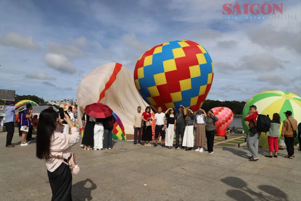 Rực rỡ sắc màu lễ hội khinh khí cầu Lâm Đồng Rực rỡ sắc màu lễ hội khinh khí cầu Lâm Đồng