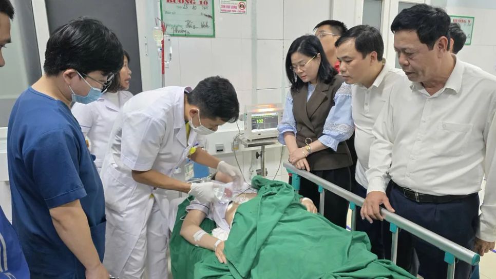 Đại diện các đơn vị chức năng tỉnh Nghệ An thăm hỏi nạn nhân Đại diện các đơn vị chức năng tỉnh Nghệ An thăm hỏi nạn nhân