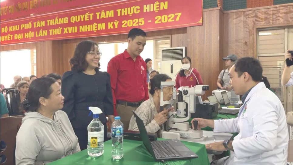 Khám, kiểm tra và tầm soát các bệnh lý về mắt cho người cao tuổi Khám, kiểm tra và tầm soát các bệnh lý về mắt cho người cao tuổi
