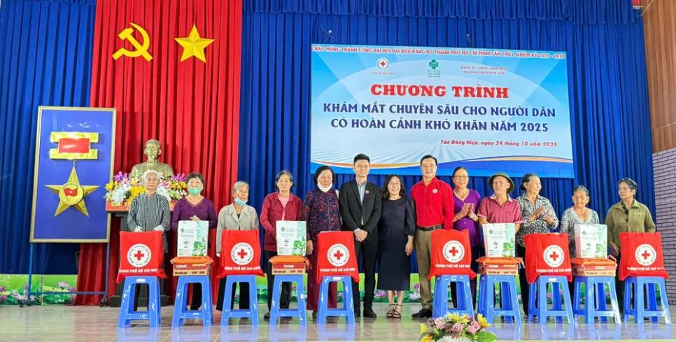 Trao tặng quà cho người dân khó khăn Trao tặng quà cho người dân khó khăn