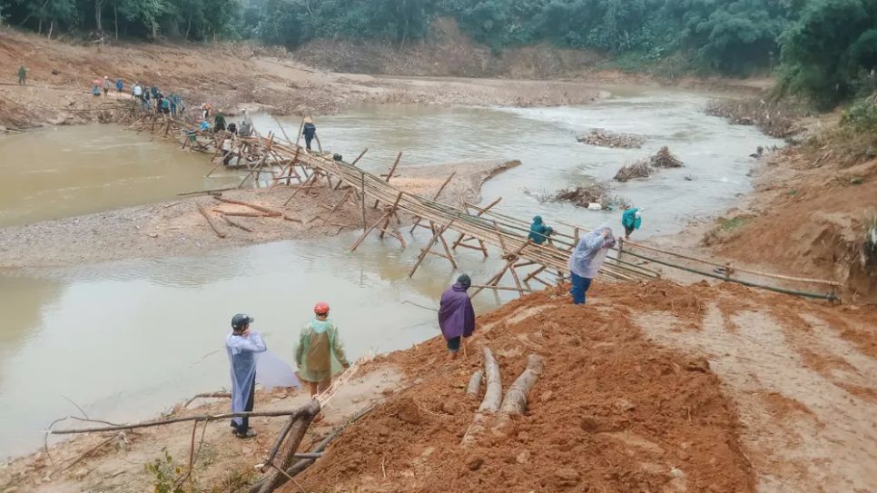 Cầu Trung Thắng bị lũ cuốn trôi, hàng trăm người tất bật dựng cầu tạm bằng tre nứa Cầu Trung Thắng bị lũ cuốn trôi, hàng trăm người tất bật dựng cầu tạm bằng tre nứa