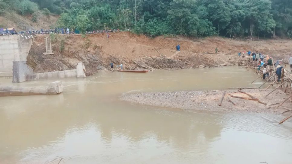 Cầu Trung Thắng bị lũ cuốn trôi, hàng trăm người tất bật dựng cầu tạm bằng tre nứa Cầu Trung Thắng bị lũ cuốn trôi, hàng trăm người tất bật dựng cầu tạm bằng tre nứa