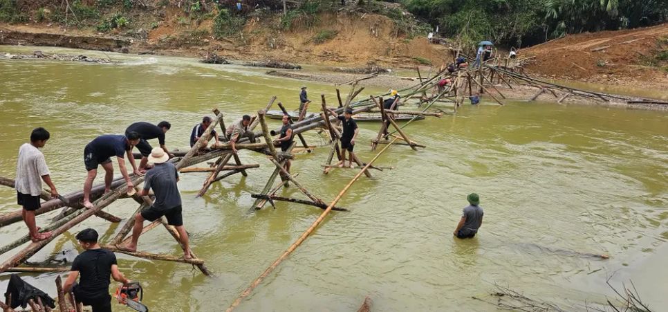 Hàng trăm người được huy động xây dựng cầu tạm bằng tre nứa vượt khe Huồi Nguyên Hàng trăm người được huy động xây dựng cầu tạm bằng tre nứa vượt khe Huồi Nguyên