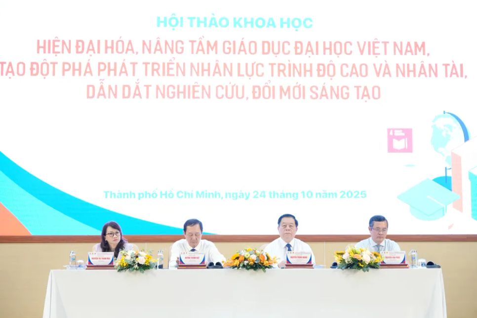 Đồng chí Nguyễn Trọng Nghĩa, Ủy viên Bộ Chính trị, Bí thư Trung ương Đảng, Trưởng Ban Tuyên giáo và Dân vận Trung ương cùng đại diện Bộ GD-ĐT và ĐHQG chủ trì tại hội thảo. Ảnh: THANH HÙNG Đồng chí Nguyễn Trọng Nghĩa, Ủy viên Bộ Chính trị, Bí thư Trung ương Đảng, Trưởng Ban Tuyên giáo và Dân vận Trung ương cùng đại diện Bộ GD-ĐT và ĐHQG chủ trì tại hội thảo. Ảnh: THANH HÙNG