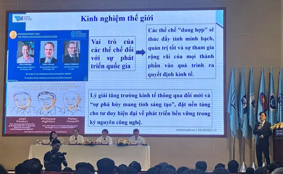 PGS-TS Đỗ Phú Trần Tình, Viện trưởng Viện Phát triển chính sách ĐHQG TPHCM, trình bày tham luận tại hội thảo. Ảnh: THANH HÙNG PGS-TS Đỗ Phú Trần Tình, Viện trưởng Viện Phát triển chính sách ĐHQG TPHCM, trình bày tham luận tại hội thảo. Ảnh: THANH HÙNG