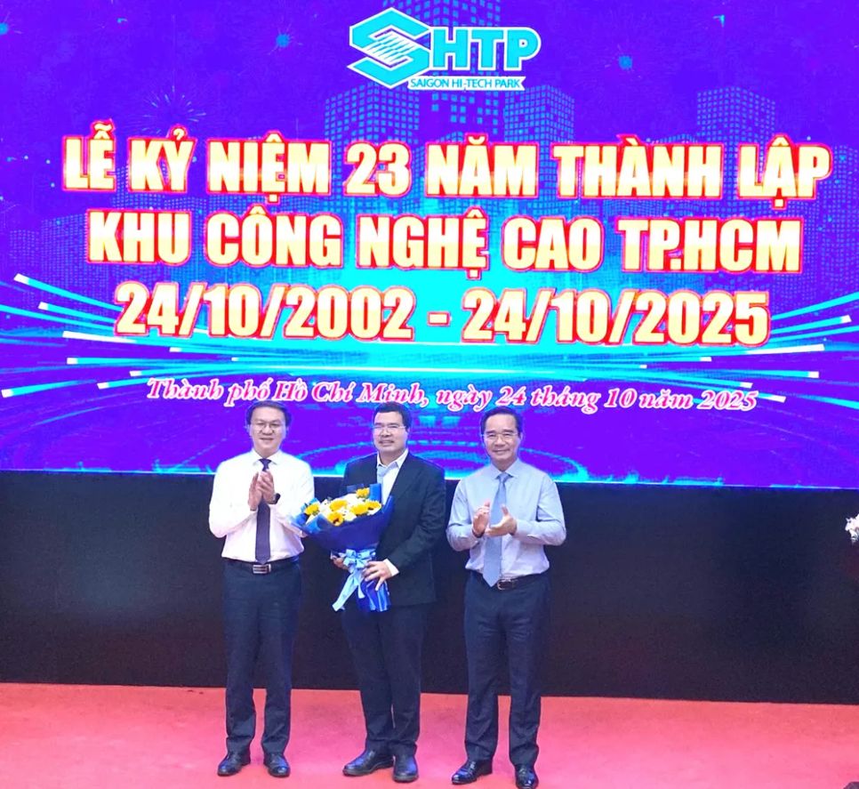 Đại diện Sở KH-CN TPHCM trao Quyết định cho Trung tâm Nghiên cứu Triển khai Khu Công nghệ cao (SHTP Labs) <br> Đại diện Sở KH-CN TPHCM trao Quyết định cho Trung tâm Nghiên cứu Triển khai Khu Công nghệ cao (SHTP Labs) <br>