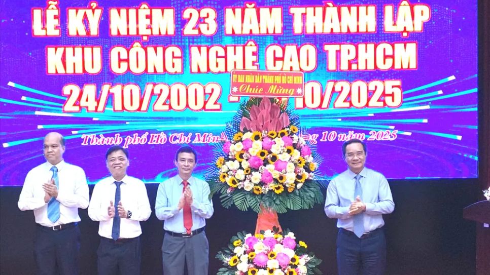 Đồng chí Nguyễn Văn Được, Chủ tịch UBND TPHCM tặng hoa chúc mừng tại Lễ kỷ niệm 23 năm thành lập Khu công nghệ cao TPHCM Đồng chí Nguyễn Văn Được, Chủ tịch UBND TPHCM tặng hoa chúc mừng tại Lễ kỷ niệm 23 năm thành lập Khu công nghệ cao TPHCM