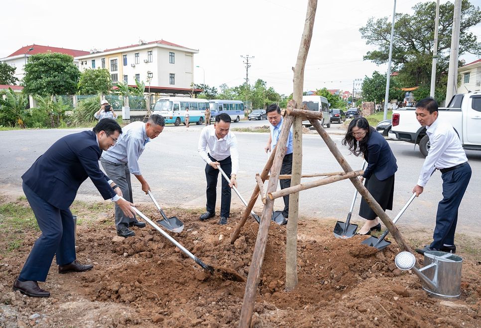 Hơn 400 cây sao đen và giáng hương được trồng tại chương trình Vì một Việt Nam xanh 2025 Hơn 400 cây sao đen và giáng hương được trồng tại chương trình Vì một Việt Nam xanh 2025