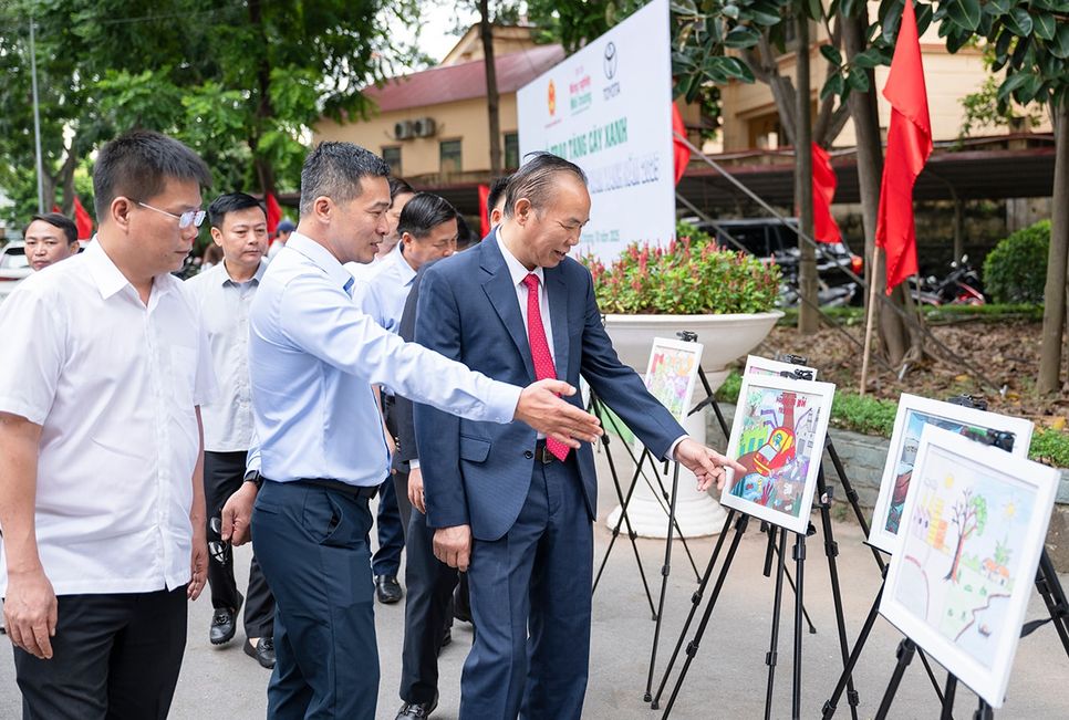 Thứ trưởng Phùng Đức Tiến (áo vest) tại chương trình “Vì một Việt Nam Xanh năm 2025 Thứ trưởng Phùng Đức Tiến (áo vest) tại chương trình “Vì một Việt Nam Xanh năm 2025