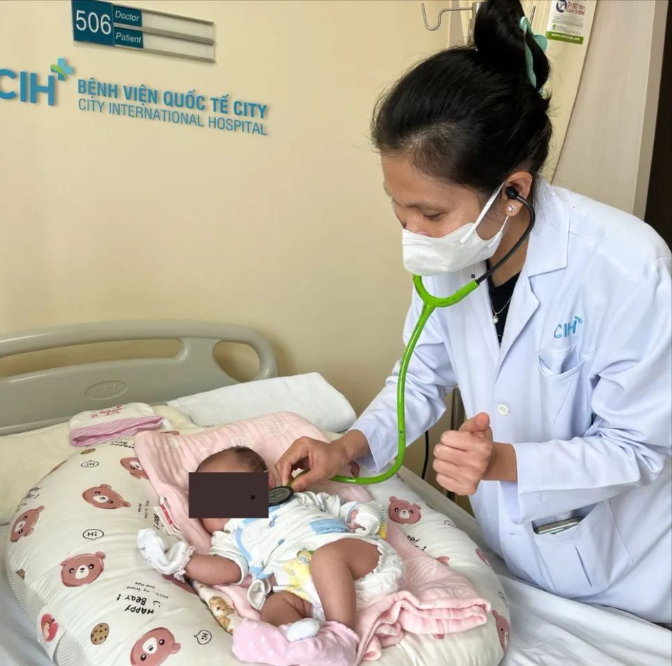 Bác sĩ thăm khám cho bệnh nhi sau phẫu thuật Bác sĩ thăm khám cho bệnh nhi sau phẫu thuật