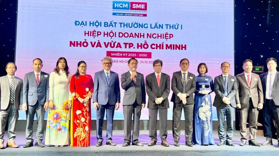 Các thành viên Ban chấp hành mới ra mắt đại hội. Ảnh: LÊ VĂN HỶ Các thành viên Ban chấp hành mới ra mắt đại hội. Ảnh: LÊ VĂN HỶ