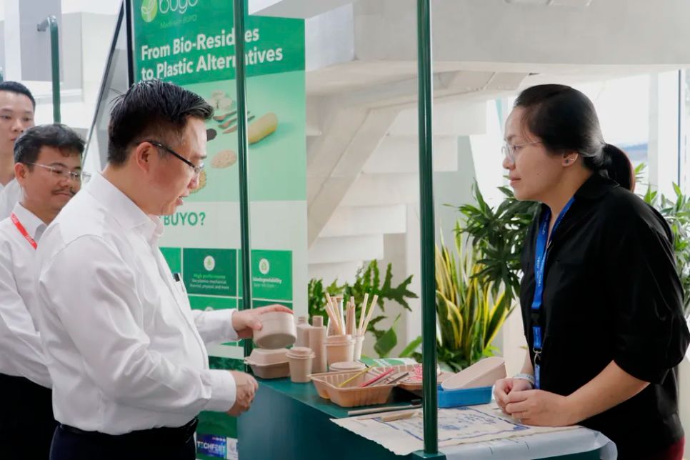 Đồng chí Đặng Minh Thông tham quan các sản phẩm nhựa sinh học của starup. Ảnh: NGÔ BÌNH Đồng chí Đặng Minh Thông tham quan các sản phẩm nhựa sinh học của starup. Ảnh: NGÔ BÌNH