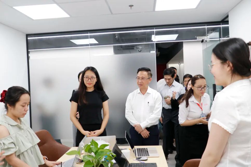 Đồng chí Đặng Minh Thông trao đổi cùng các starup tại Trung tâm đổi mới sáng tạo Mở - SOIHUB Đồng chí Đặng Minh Thông trao đổi cùng các starup tại Trung tâm đổi mới sáng tạo Mở - SOIHUB