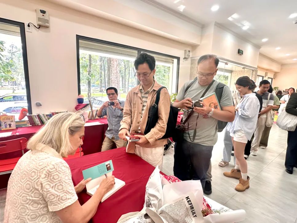Bạn đọc xếp hàng chờ xin chữ ký từ nhà văn Camille Laurens. Ảnh: QUỲNH YÊN