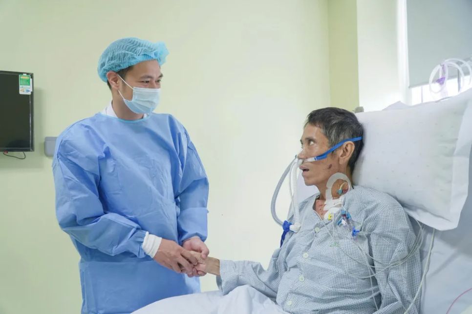 Bác sĩ thăm khám cho người bệnh sau phẫu thuật ghép gan Bác sĩ thăm khám cho người bệnh sau phẫu thuật ghép gan