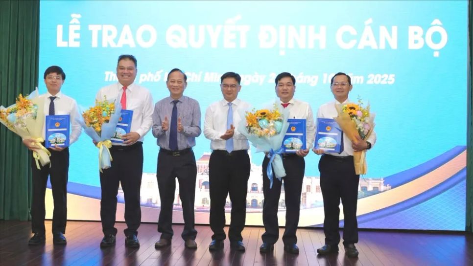 Phó Chủ tịch UBND TPHCM Nguyễn Mạnh Cường và Phó Bí thư Đảng ủy UBND TPHCM chúc mừng các đồng chí nhận nhiệm vụ Phó Chủ tịch UBND TPHCM Nguyễn Mạnh Cường và Phó Bí thư Đảng ủy UBND TPHCM chúc mừng các đồng chí nhận nhiệm vụ