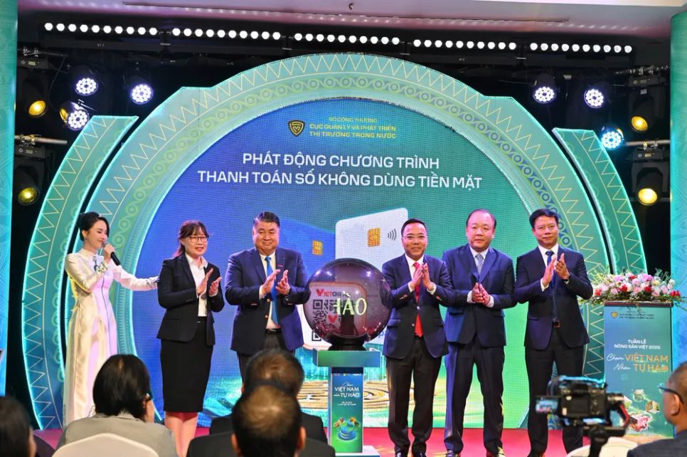 Phát động chương trình tiêu dùng không dùng tiền mặt trong khuôn khổ sự kiện chiều 24-10 Phát động chương trình tiêu dùng không dùng tiền mặt trong khuôn khổ sự kiện chiều 24-10