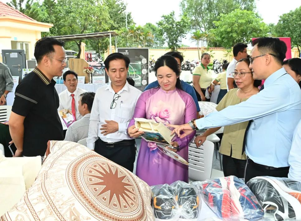 Đại biểu tham quan gian hàng giao thương tại buổi lễ. Ảnh: VIỆT DŨNG Đại biểu tham quan gian hàng giao thương tại buổi lễ. Ảnh: VIỆT DŨNG