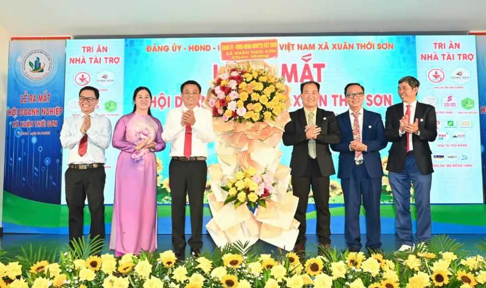 Lãnh đạo xã Xuân Thới Sơn tặng hoa chúc mừng Hội Doanh nghiệp xã. Ảnh: VIỆT DŨNG Lãnh đạo xã Xuân Thới Sơn tặng hoa chúc mừng Hội Doanh nghiệp xã. Ảnh: VIỆT DŨNG