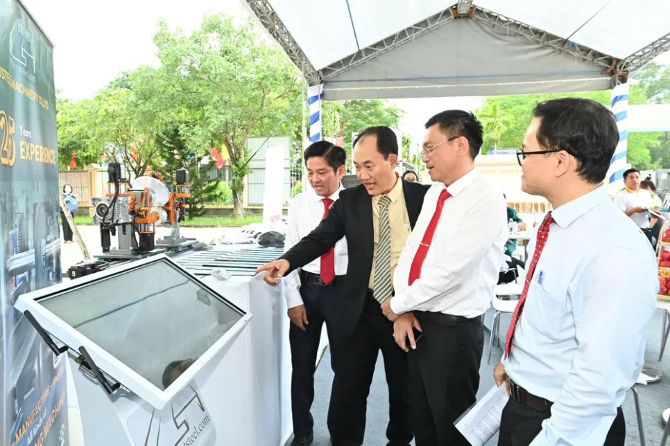 Lãnh đạo xã Xuân Thới Sơn tham quan các sản phẩm tiêu biểu tại gian hàng giao thương. Ảnh: VIỆT DŨNG Lãnh đạo xã Xuân Thới Sơn tham quan các sản phẩm tiêu biểu tại gian hàng giao thương. Ảnh: VIỆT DŨNG