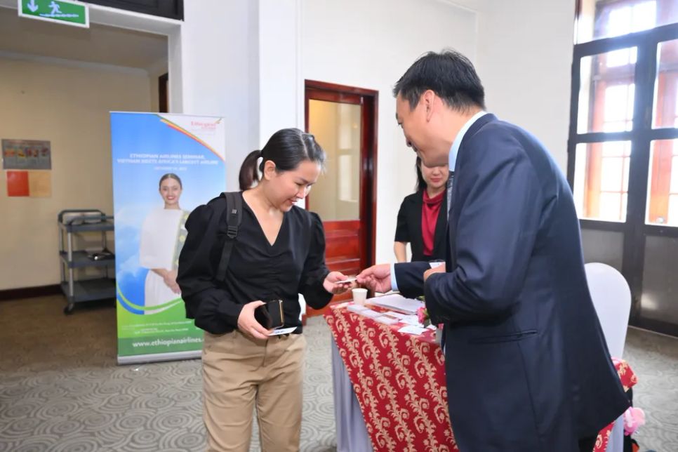 Khách hàng, đối tác tìm hiểu thông tin tại sự kiện giới thiệu sản phẩm, dịch vụ của Ethiopian Airlines ngày 24-10 Khách hàng, đối tác tìm hiểu thông tin tại sự kiện giới thiệu sản phẩm, dịch vụ của Ethiopian Airlines ngày 24-10