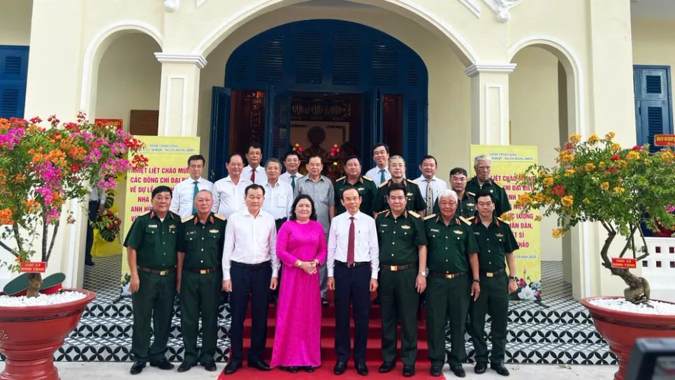 Các đại biểu chụp ảnh lưu niệm trước Nhà tưởng niệm Các đại biểu chụp ảnh lưu niệm trước Nhà tưởng niệm