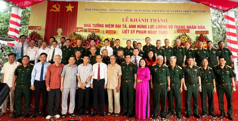 Các đại biểu cùng chụp ảnh lưu niệm Các đại biểu cùng chụp ảnh lưu niệm