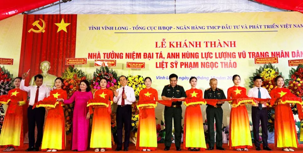 Các đại biểu thực hiện nghi thức cắt băng khánh thành Các đại biểu thực hiện nghi thức cắt băng khánh thành