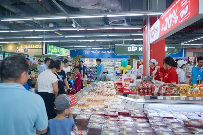 Khách hàng lựa chọn thịt tại WinMart Khách hàng lựa chọn thịt tại WinMart