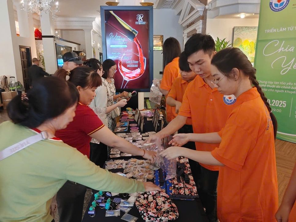 Sản phẩm của các em học viên Trung tâm Giáo dục nghề nghiệp cho Người khuyết tật và Trẻ mồ côi TP.HCM được nhiều người quan tâm Sản phẩm của các em học viên Trung tâm Giáo dục nghề nghiệp cho Người khuyết tật và Trẻ mồ côi TP.HCM được nhiều người quan tâm