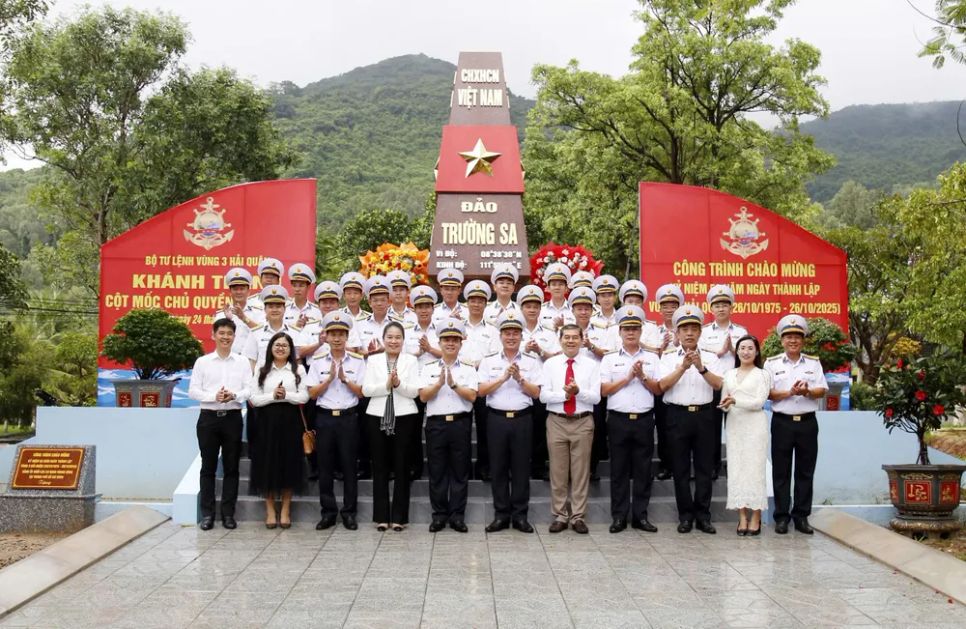 Các đại biểu chụp ảnh lưu niệm bên công trình mô hình cột mốc chủ quyền đảo Trường Sa tại Bộ Tư lệnh Vùng 3 Hải quân Các đại biểu chụp ảnh lưu niệm bên công trình mô hình cột mốc chủ quyền đảo Trường Sa tại Bộ Tư lệnh Vùng 3 Hải quân