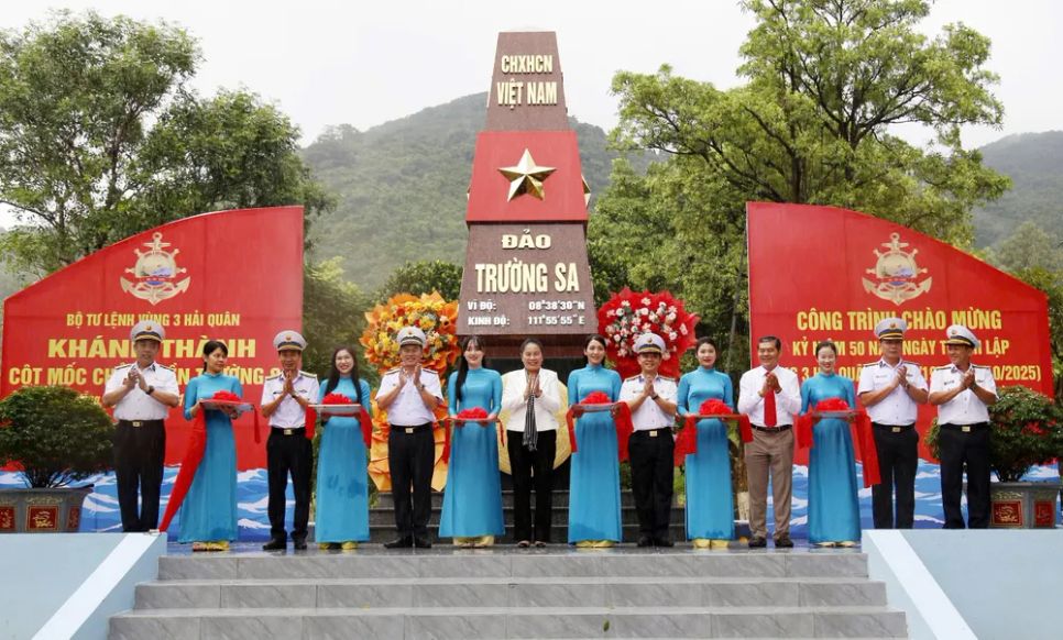 Thủ trưởng Bộ Tư lệnh Vùng 3 hải quân và các đại biểu cắt băng khánh thành công trình Thủ trưởng Bộ Tư lệnh Vùng 3 hải quân và các đại biểu cắt băng khánh thành công trình