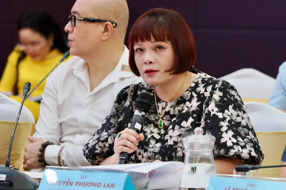 Bà Nguyễn Phương Lan, Tổng Giám đốc Tập đoàn EMG Education, trình bày tham luận tại toạ đàm. Ảnh: HOÀNG HÙNG