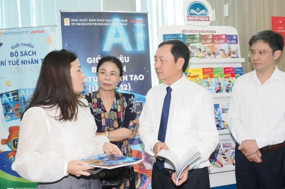 Các đại biểu trao đổi bên lề toạ đàm. Ảnh: HOÀNG HÙNG