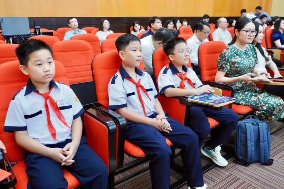 Các em học sinh tham gia toạ đàm. Ảnh: HOÀNG HÙNG