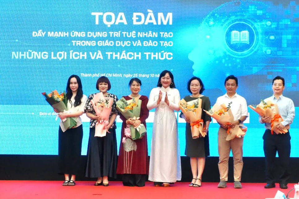 Đại diện Ban Tổ chức tặng hoa cảm ơn đơn vị đồng hành. Ảnh: HOÀNG HÙNG