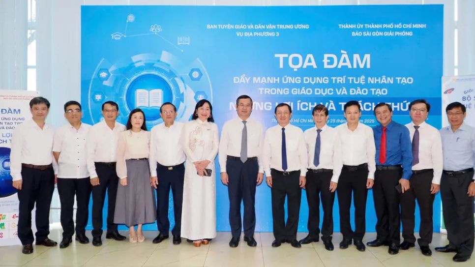 Đại diện Ban Tổ chức và các đại biểu chụp hình lưu niệm tại Tọa đàm. Ảnh: HOÀNG HÙNG