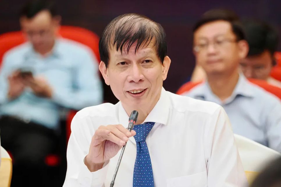 Nhà báo Nguyễn Khắc Văn điều hành toạ đàm. Ảnh: HOÀNG HÙNG