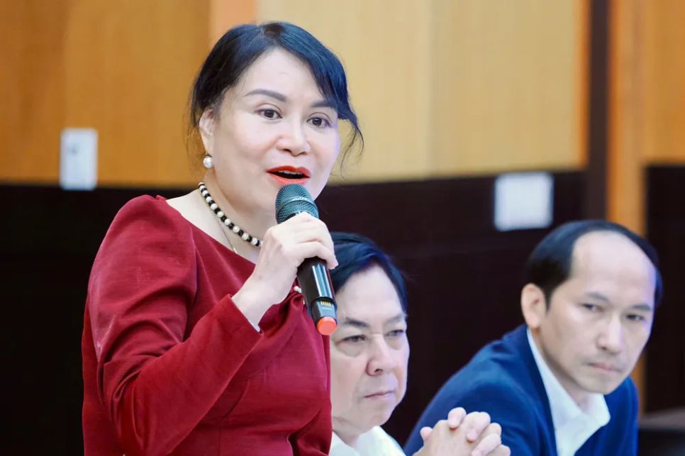 PGS-TS Đàm Sao Mai, Phó Hiệu trưởng Trường ĐH Công nghiệp TPHCM trình bày tham luận tại toạ đàm. Ảnh: HOÀNG HÙNG